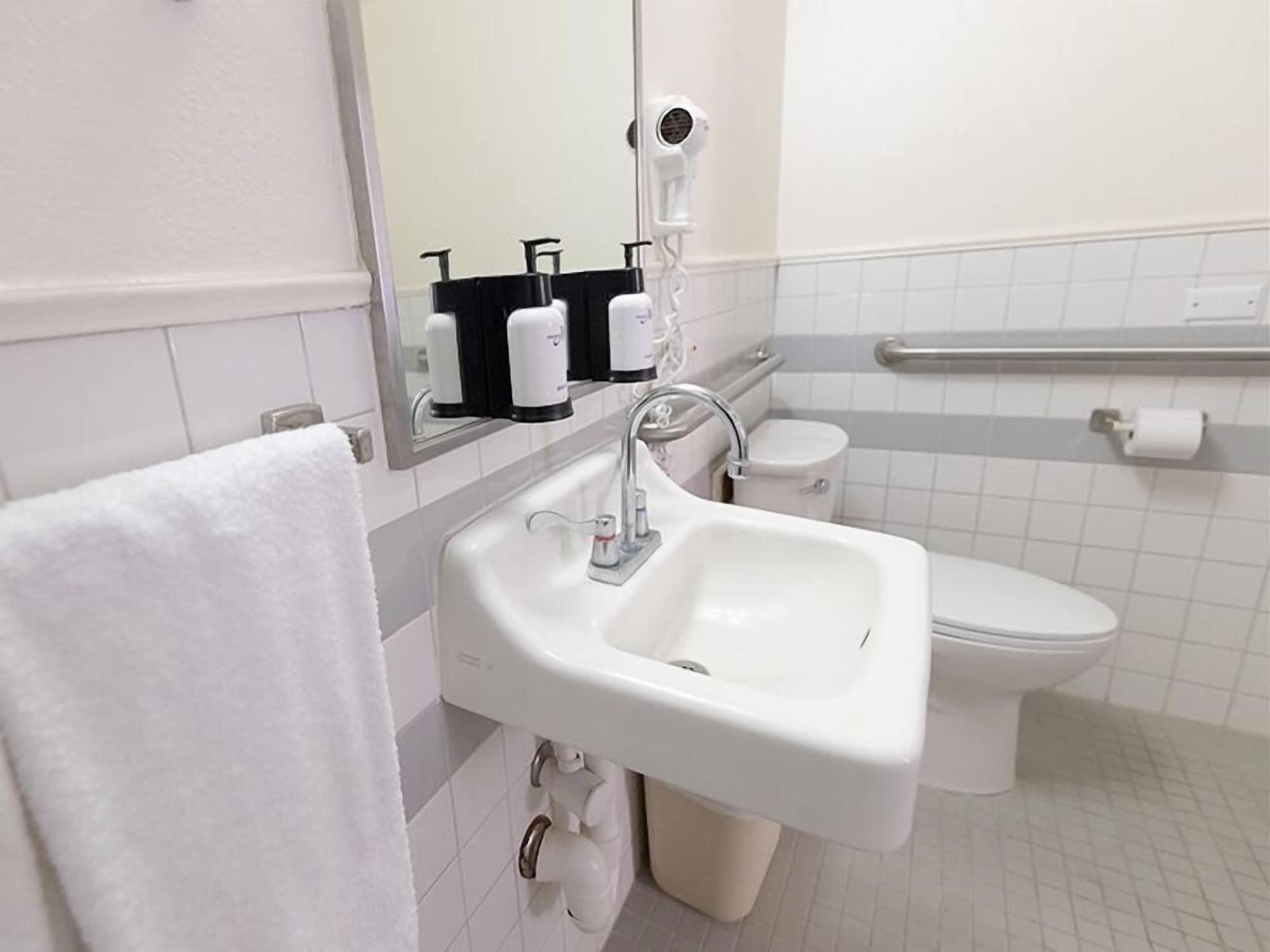 Pacific Marina Airport Hotel 2*
